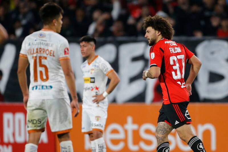 El defensa de Colo Colo podría ser sancionado por oficio. (Foto: Agencia Aton)