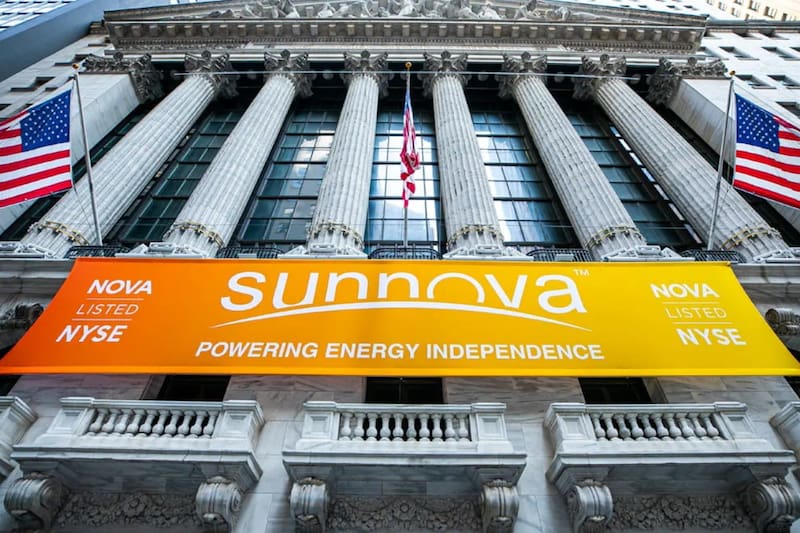 La empresa ofrecía la instalación de paneles solares en viviendas.