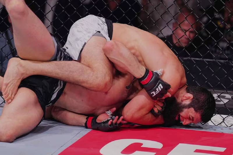 sufrió la sumisión de Khamzat Chimaev.