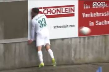 VIDEO | Momentos de terror en Alemania: Jugador choca con un muro y queda inconsciente por varios minutos