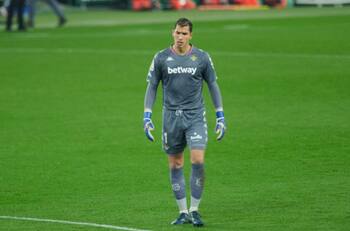 Competencia de Claudio Bravo lo pasa mal en el Betis: "Hay situaciones que uno no puede controlar"