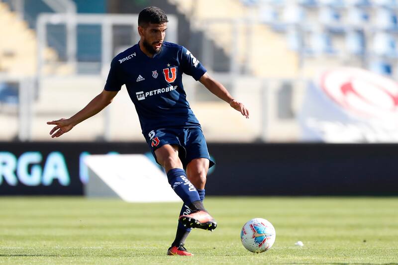 El jugador de Universidad de Chile Augusto Barrios es fotografiado durante el partido de Primera Division contra Audax Italiano. Foto: Agencia Aton.