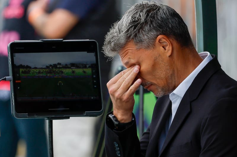 El técnico está tambaleando en Colo Colo tras sus malos resultados. Foto: Aton.