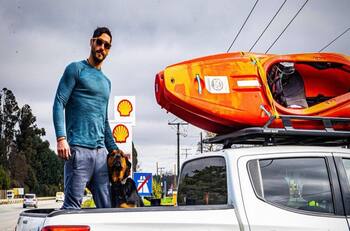 “Demasiado compleja”: Pedro Astorga impacta al lanzarse en kayak de una complicada cascada