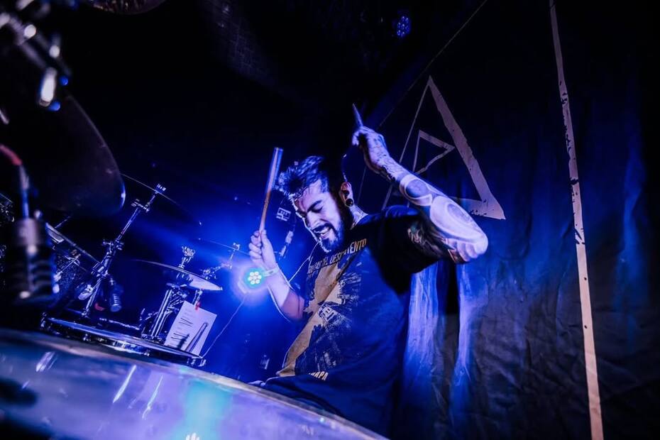 El baterista es reconocido a nivel nacional. Actualmente es parte de la banda de Myriam Hernández y también de la agrupación Sobras del Descontento. Créditos: Instagram.