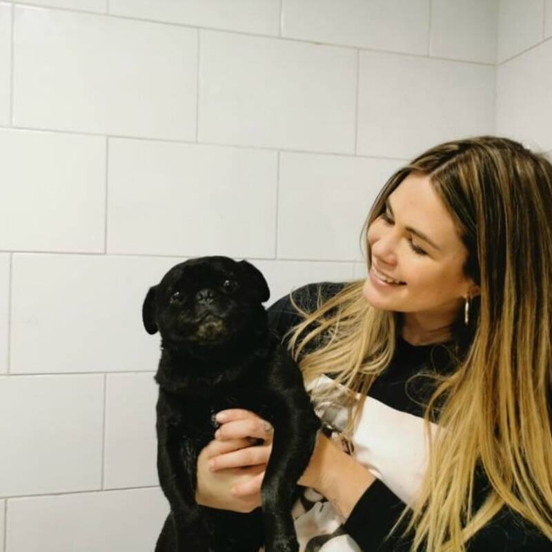 Laura Prieto junto a Abril