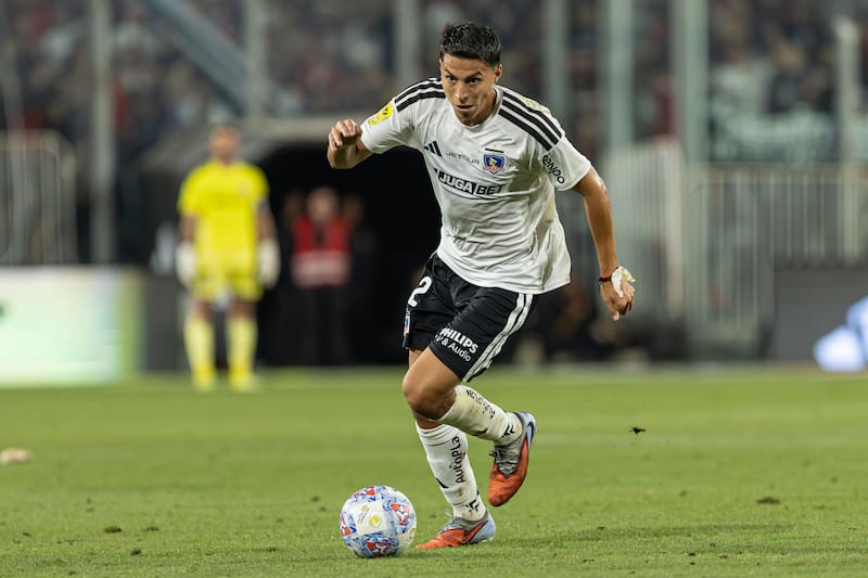 El central jugando por Colo Colo en el Estadio Monumental. Foto: Felipe Escobedo/En Cancha