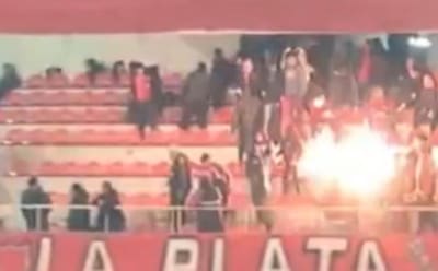 Captan el momento exacto en que hincha de la U lanza bomba de ruido a los fanáticos de Independiente