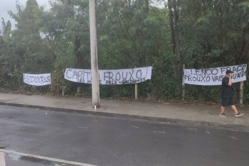 Hinchas de Vasco da Gama manifestaron su descontento con el rendimiento del equipo.