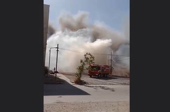 VIDEO | Incendio en Hospital Barros Luco estaría afectando casas aledañas