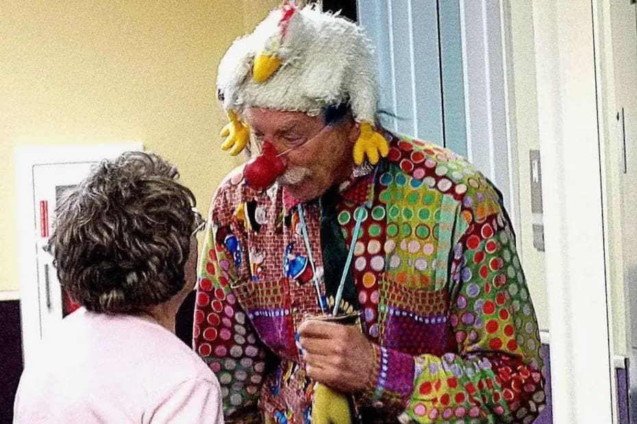 El médico utiliza el humor y la cercanía con sus pacientes como una forma de sanar.