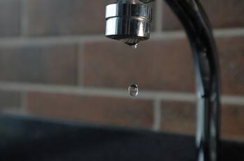 Hogares chilenos que cumplan con estos requisitos podrán eximirse del pago de la cuenta del agua por tres años