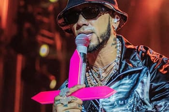 Anuel AA se pone a rezar tras ser golpeado por una bandera que le lanzaron