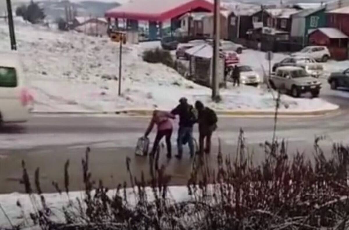 VIDEO | Nieve y escarcha en Coyhaique: Resbalones y caídas generaron caos en las calles