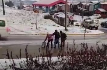 VIDEO | Nieve y escarcha en Coyhaique: Resbalones y caídas generaron caos en las calles