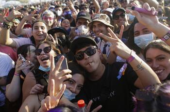 "La variante Deltapalooza": El poco uso de mascarillas entre los asistentes a Lollapalooza Chile 2022