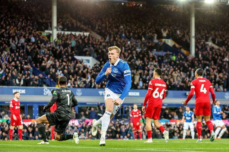 Everton celebró por partida doble pues bajó a su archirrival de la lucha por el título y se aleja del descenso (Foto: EFE)