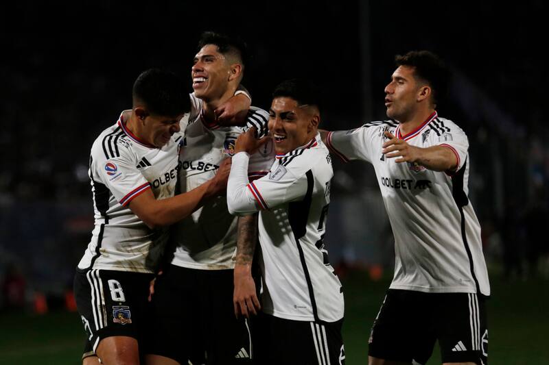 Carlos Palacios celebra con sus compañeros uno de sus goles ante Huachipato (Foto: Aton)