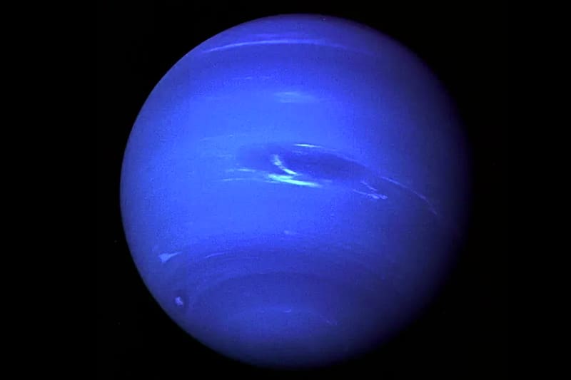 Neptuno se caracteriza por su color azul, que se debe a la alta presencia de metano en su atmósfera.