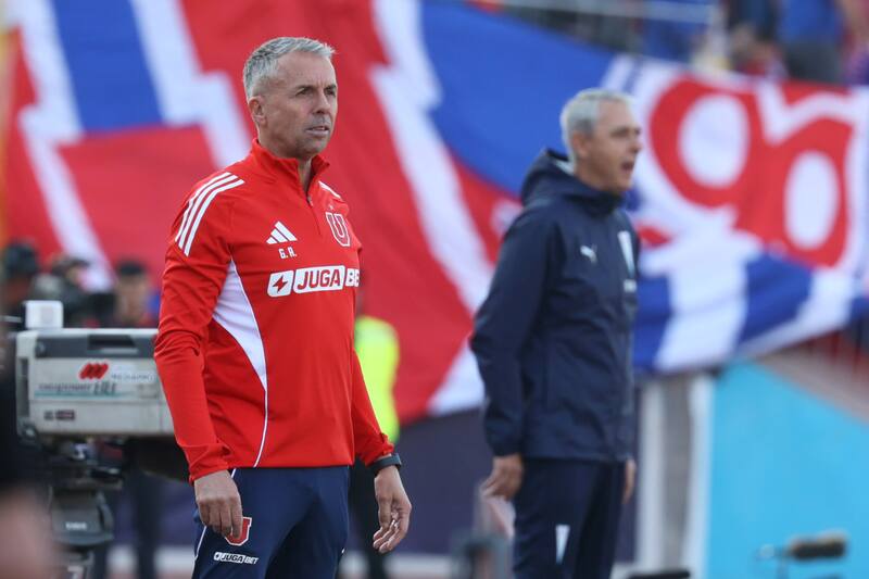El entrenador de Universidad de Chile mantiene firme el timón de la nave azul.
