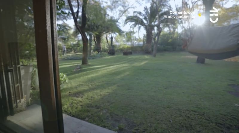 Este es el enorme patio de Valentina Saini que comparte con sus vecinos.