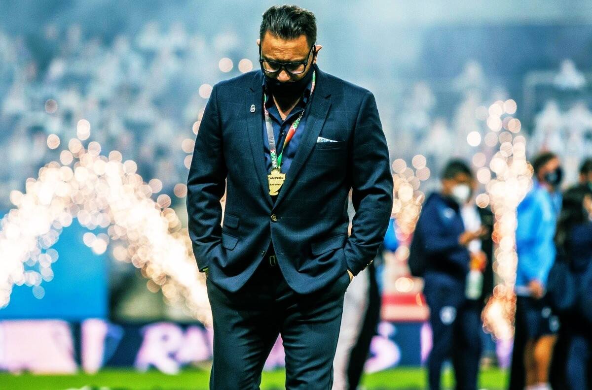 ¿Qué equipo fue? Carismático entrenador argentino dice que lo llamaron del fútbol chileno