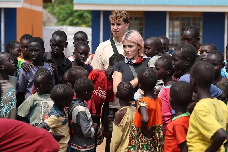 junto a Cassandra Sánchez-Navarro en Uganda.