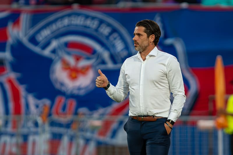 es el entrenador de Universidad de Chile. Foto: Felipe Escobedo/En Cancha