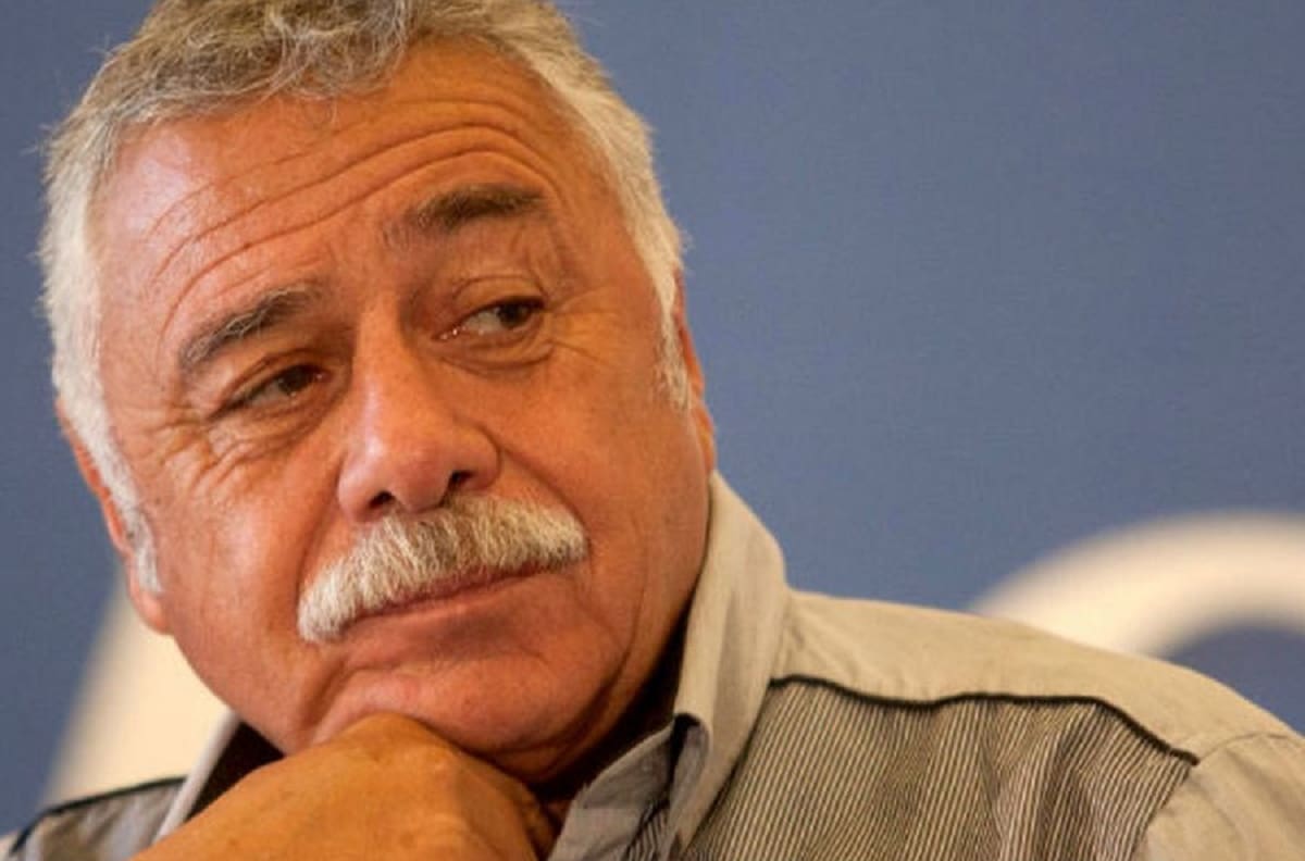 Carlos Caszely se lanzó con todo contra la clase política chilena