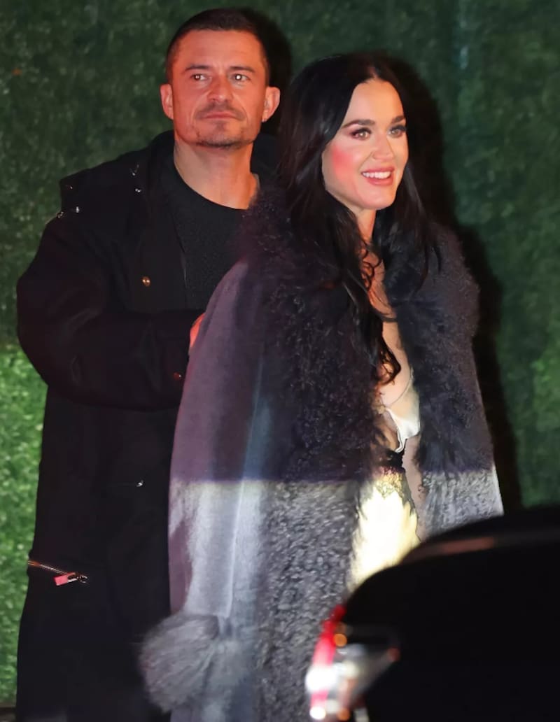 Katy Perry y Orlando Bloom entrando a la fiesta de cumpleaños de Rob Lowe