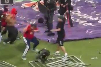 VIDEO | Así fue la feroz batalla campal de hinchas en Colombia que dio la vuelta al mundo