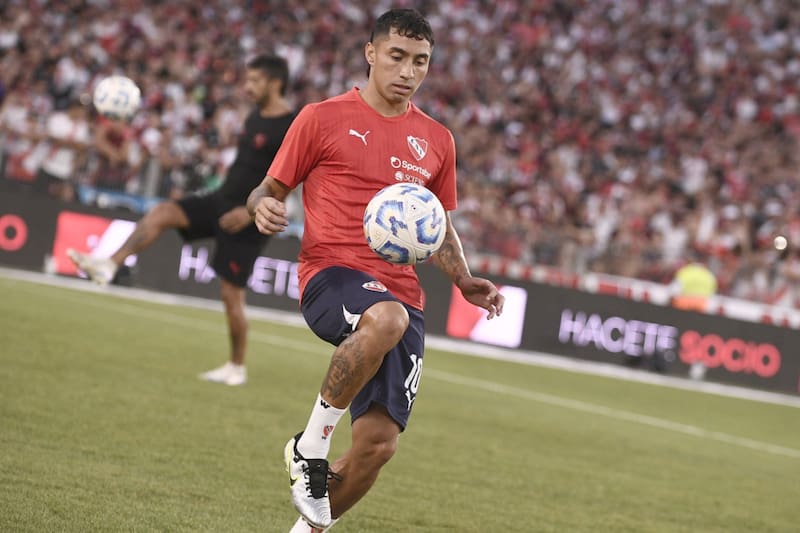 sigue luchando para ganarse el puesto de titular en Independiente. (Foto: @Independiente)