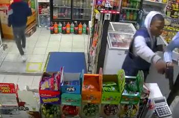 VIDEO | Tres delincuentes asaltan con pistolas y golpean a dueño de minimarket en Puerto Montt