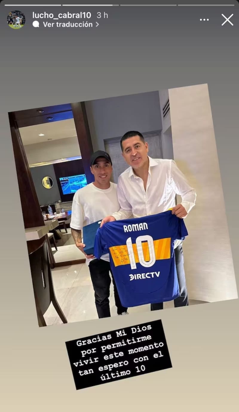 Luciano Cabral junto a Juan Román Riquelme.