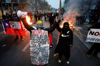 FOTOS | Protestas en Plaza Baquedano: Manifestantes exigen indulto a presos del estallido social