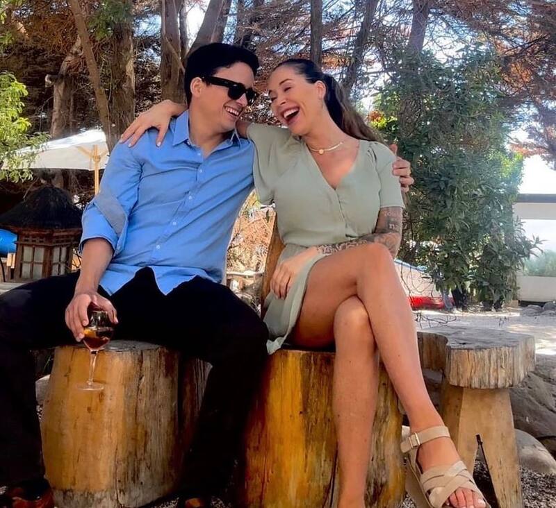 Le envió caluroso mensaje de amor a su pareja.