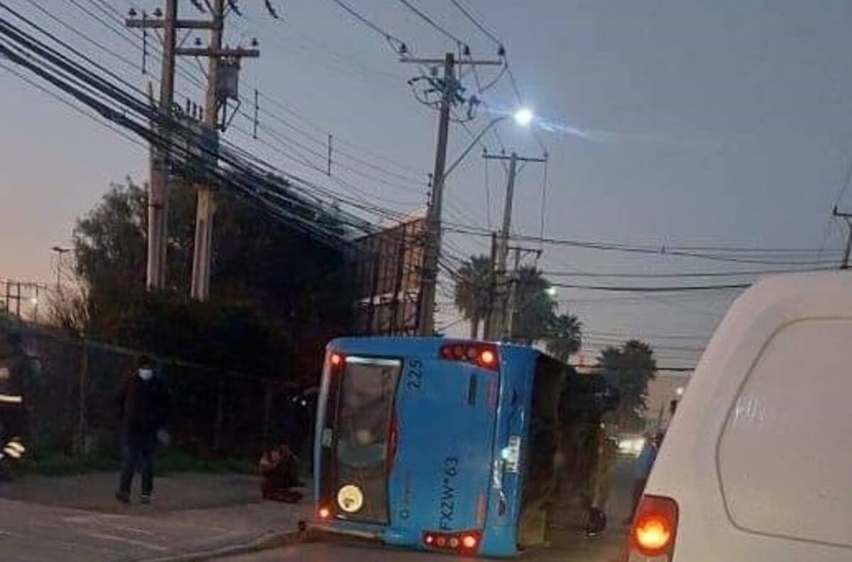 VIDEO | Cámaras captan el momento en que micro con pasajeros se volcó en Quilpué: 11 personas resultaron lesionadas
