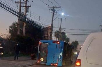 VIDEO | Cámaras captan el momento en que micro con pasajeros se volcó en Quilpué: 11 personas resultaron lesionadas