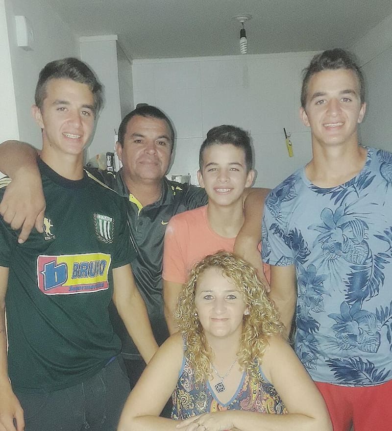 El defensa junto a su familia.
