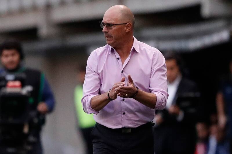 Futbol, Audax Italiano vs Universidad de Chile.
Undecima fecha, campeonato nacional 2019.
El entrenador de Universidad de Chile Alfredo Arias da instrucciones a sus jugadores durante el partido de primera division disputado contra Audax Italiano en el estadio Bicentenario de La Florida de Santiago, Chile
05/05/2019
Martin Thomas/Photosport
Football, Audax Italiano vs Universidad de Chile.
Eleventh date, National Championship 2019
Universidad de Chile's manager Alfredo Arias instructs his players during the first division football match played against Audax Italiano at the Bicentenario La Florida stadium in Santiago, Chile.
05/05/2019
Martin Thomas/Photosport