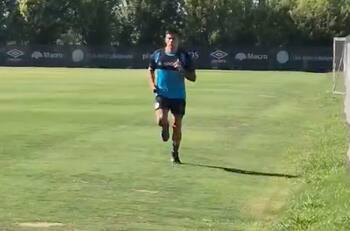 Jugador chileno llegó hace apenas unos días a Argentina y deberá buscar nuevo club: no convenció a su DT