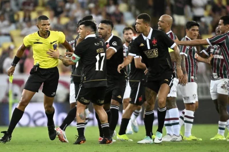 Gary Medel fue expulsado en el minuto 69 del clásico con Fluminense.