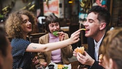 Estos son los 5 signos del zodiaco más comilones, según la IA