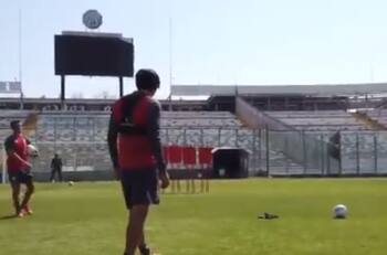 ¡Aún hay magia! Matías Fernández y golazo de tiro libre en práctica de Colo Colo