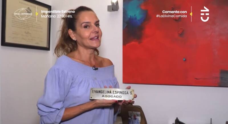 La placa que tiene de su abuela. Créditos: CHV.