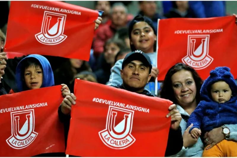 Los hinchas cementeros jamás aceptaron la nueva insignia propuesta por los dueños argentinos del club. Foto: Agencia Aton.