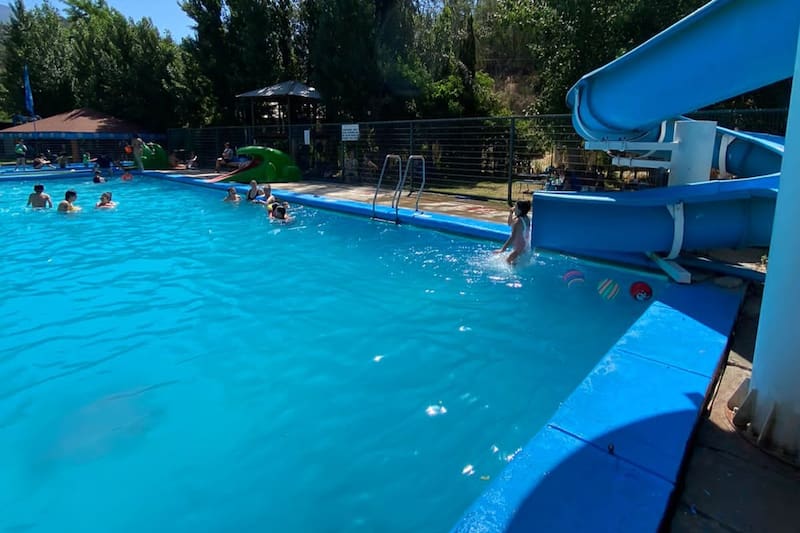 El lugar es ideal para escapar del calor refrescándose en sus piscinas cerca de Santiago. Créditos: Camping Pantanal en Facebook.