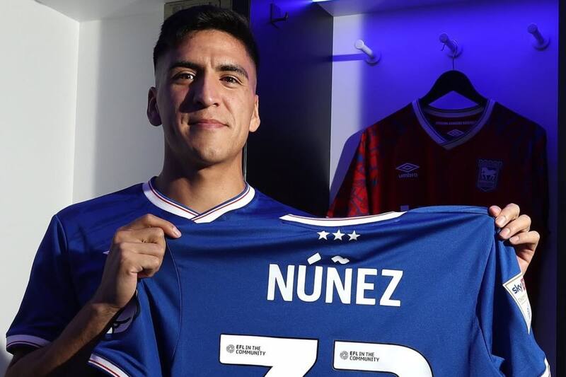 con la camiseta de su nuevo club, Ipswich Town. Foto: Instagram Ipswich Town.