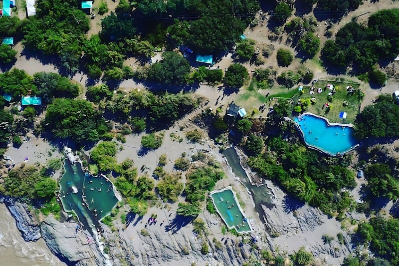 Espacios para carpas de diferentes tamaños, con electricidad disponible por la tarde y noche.