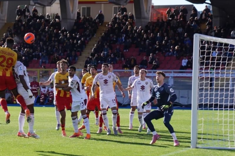 El córner de Lecce que terminó en gol de Lassana Coulibaly en el partido ante el Torino de Guillermo Maripán.